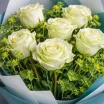 Букет зеленых роз с декоративной зеленью 2